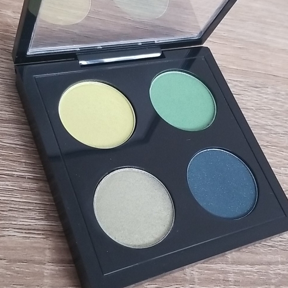 🖤 MAC Simpsons Eyeshadow Palette - Picture 2 of 6